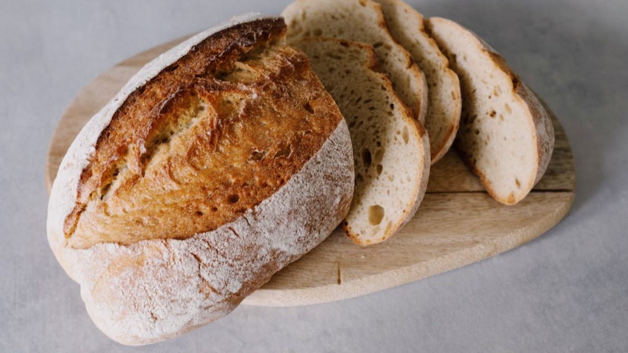 How to bake bread in a sleeve in the oven: no crumbling when sliced