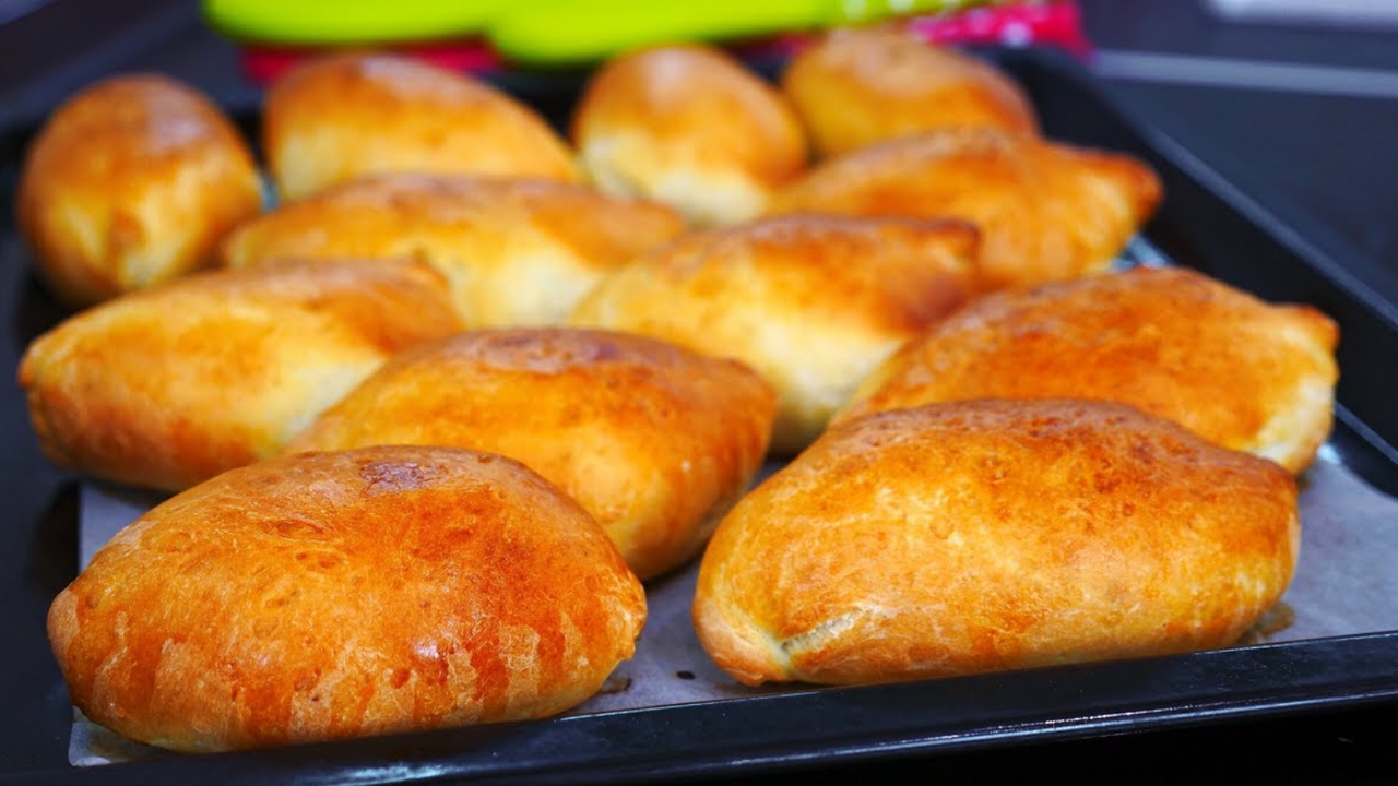 Cherry pies in the oven, like fluff: what ingredient should be added to the dough