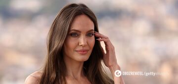 Angelina Jolie has been touched by a baby photo and touched by a message to her mother, who died of cancer at the age of 58.