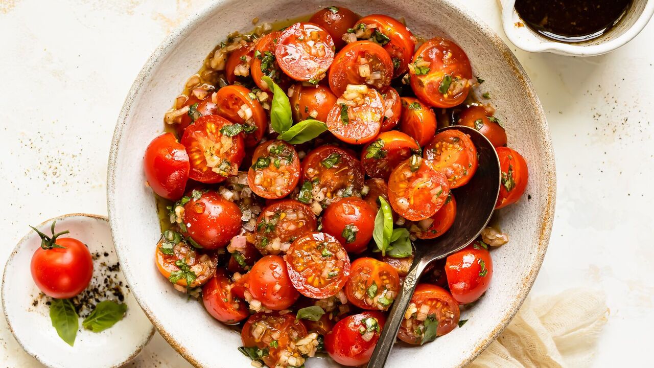 Quick pickled tomatoes with garlic and dill: can be eaten in 2 hours