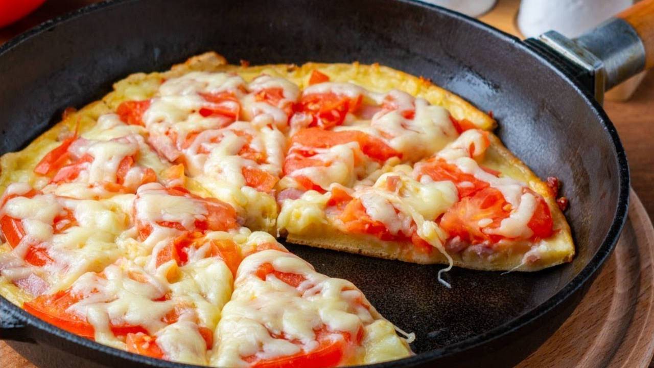 Easy pizza without dough on the pan in 20 minutes: what to make
