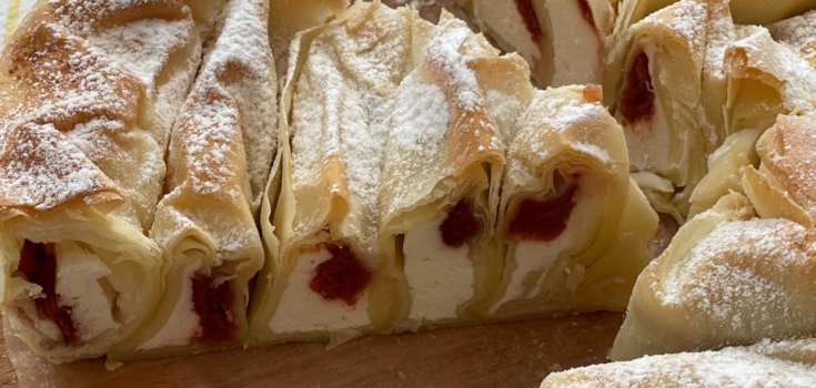 Snail pie with cherries and cottage cheese: what kind of dough to make it without crumbling
