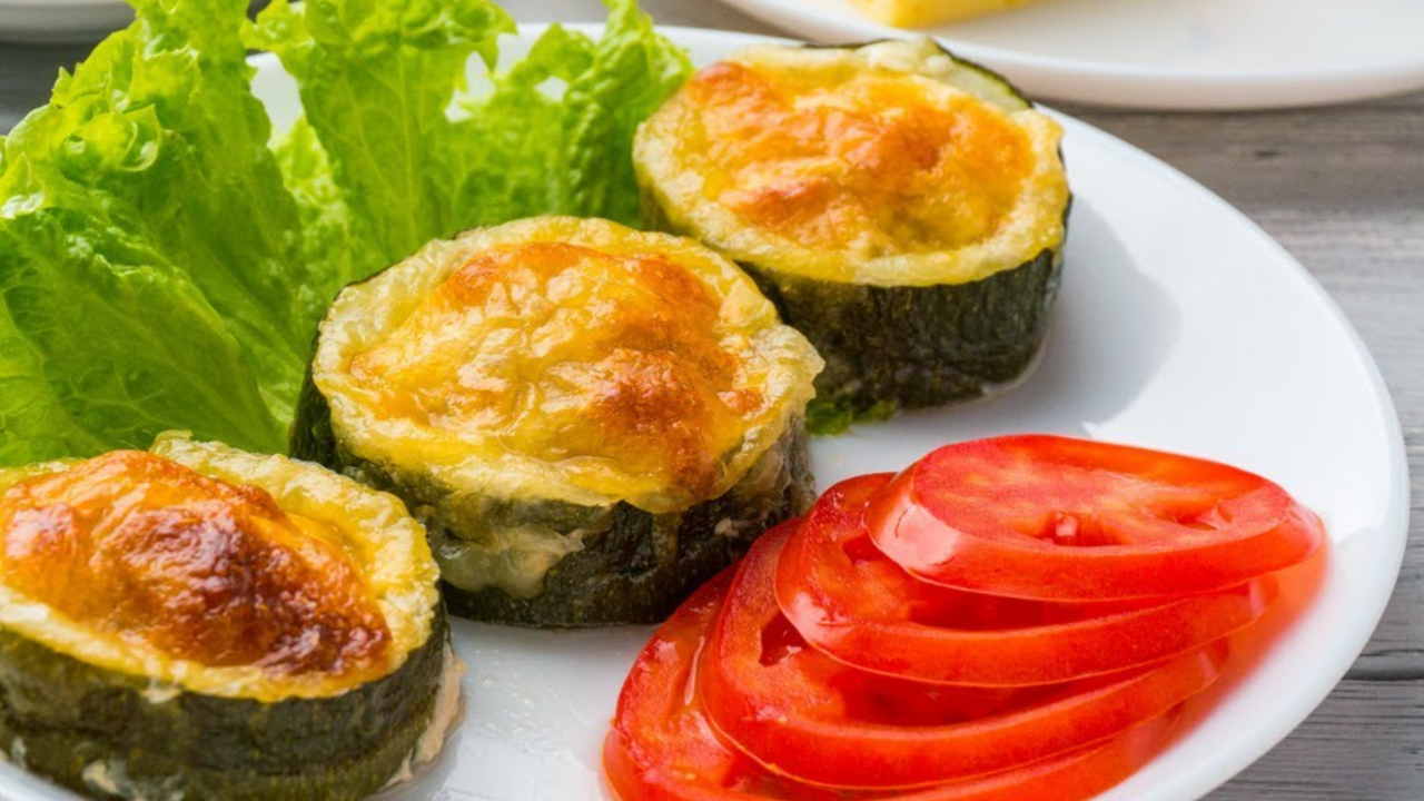 How to bake zucchini in the oven: a delicious recipe for a seasonal dish
