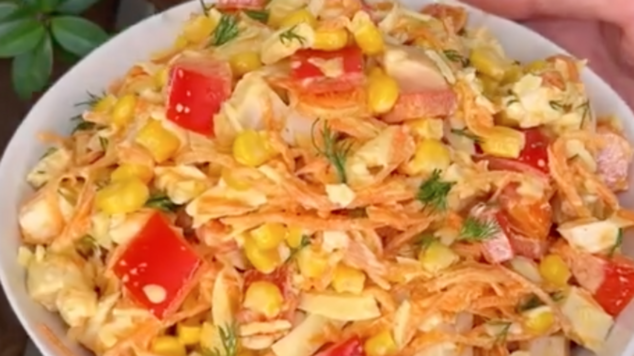 Salad with Korean-style carrots, chicken meat and cheese: a simple recipe for a hearty dish