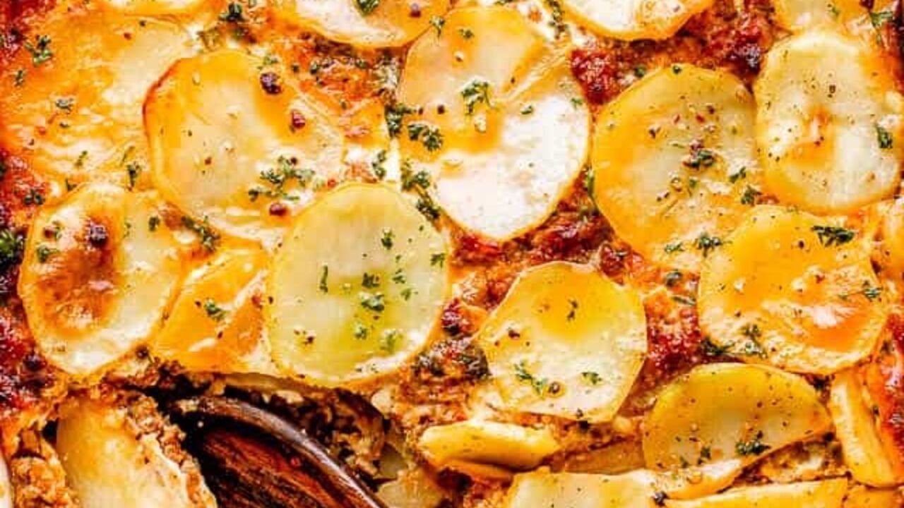 A budget dinner of minced meat and potatoes in a hurry: cooked in the oven