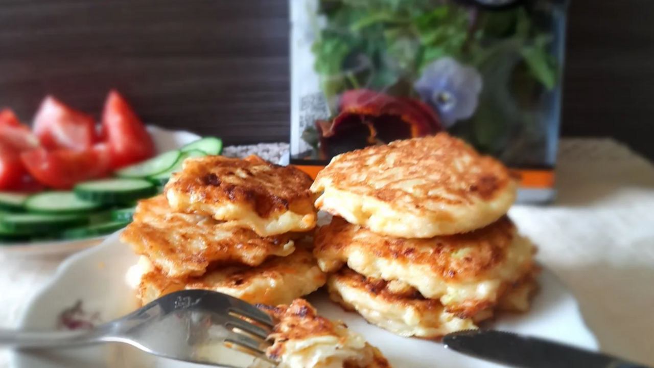 Vegetable fritters with zucchini and melted cheese for a snack in 10 minutes