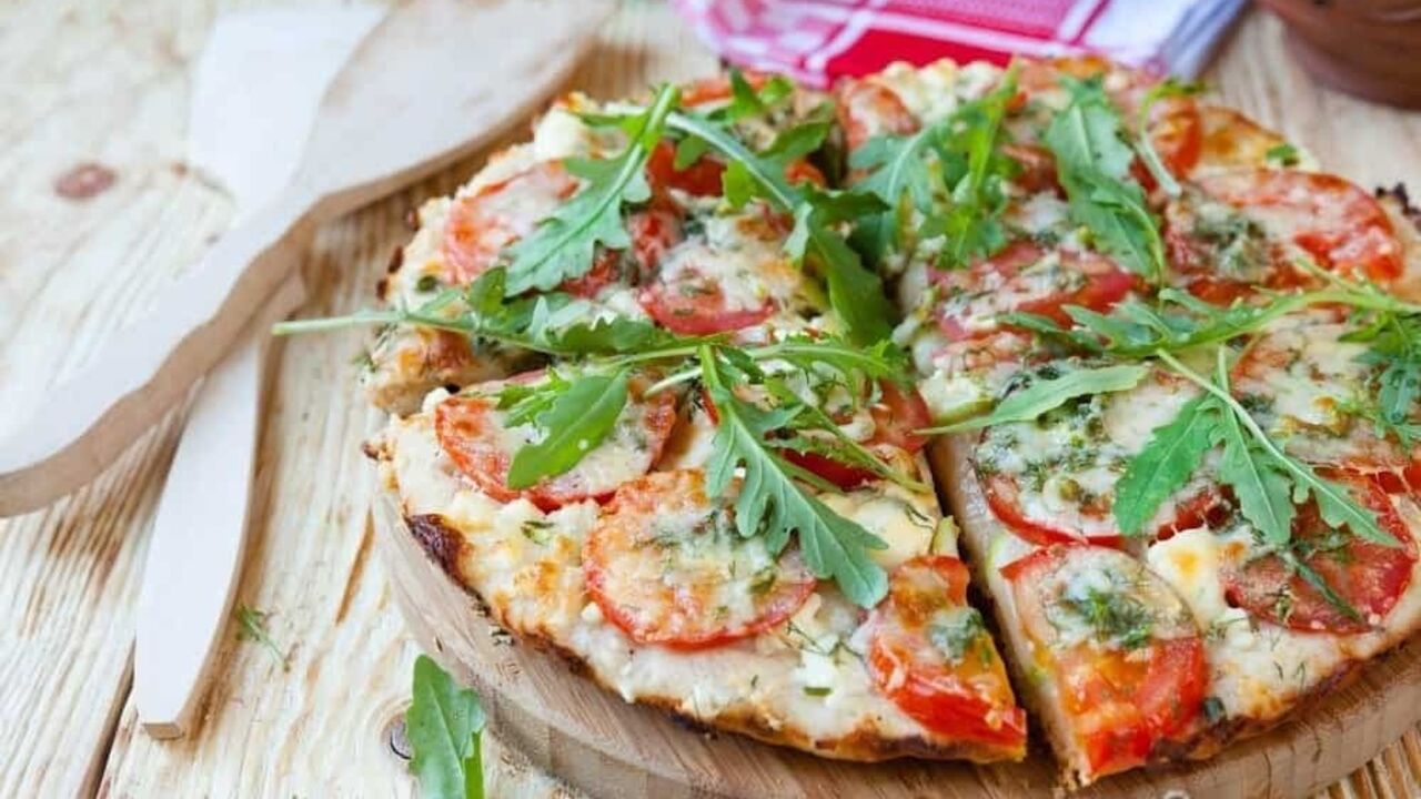 Quick pizza without dough on the pan in 10 minutes: what to make a delicious dish from