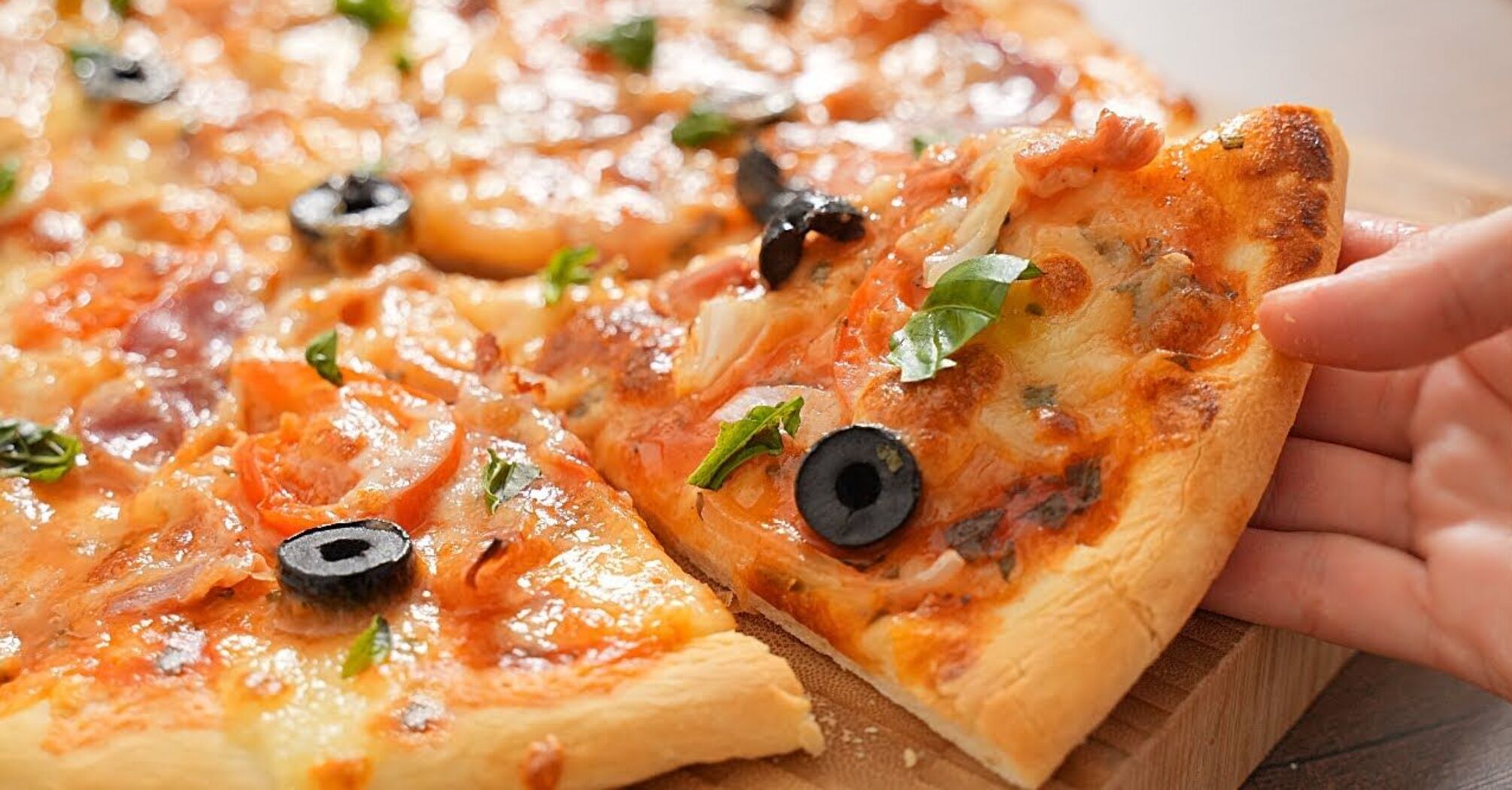 Homemade pizza on thin dough in 20 minutes: no yeast