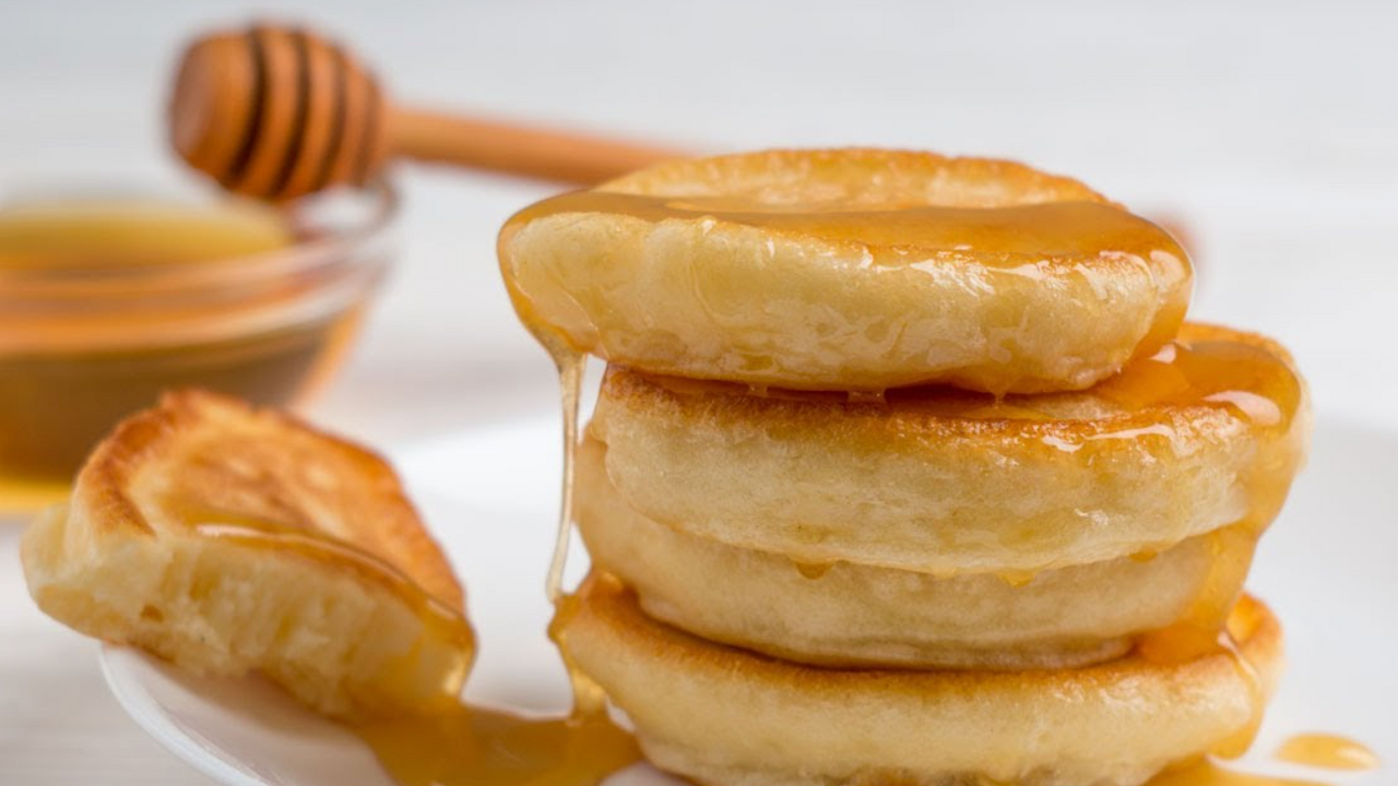Budget pancakes without eggs and milk: what to add to the dough to make them rise and be fluffy