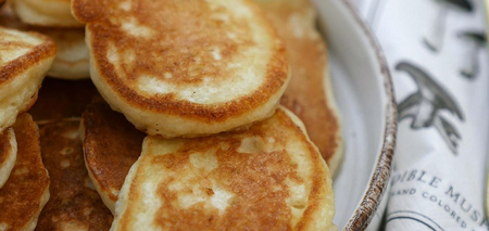 Fluffy pancakes in a new way: what to add to the dish for a bright flavor