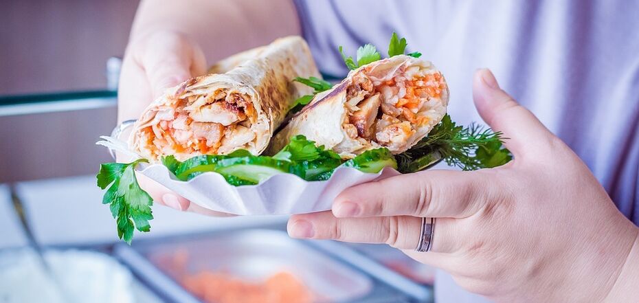 Easier than shawarma: a juicy chicken roll for a snack in 15 minutes