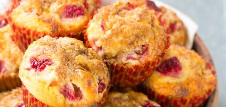 Delicious muffins with rhubarb for tea: how to make a puffy dough