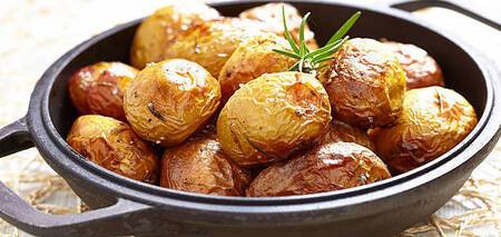 Delicious young potatoes with herbs and garlic: no need to peel