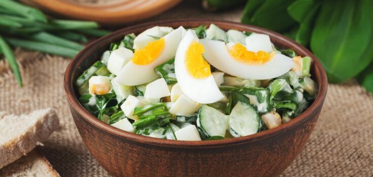 Simple salad with eggs and green onions: a spring dish in 10 minutes