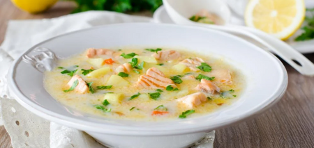 Light soup with melted cheese and red fish: the perfect lunch dish