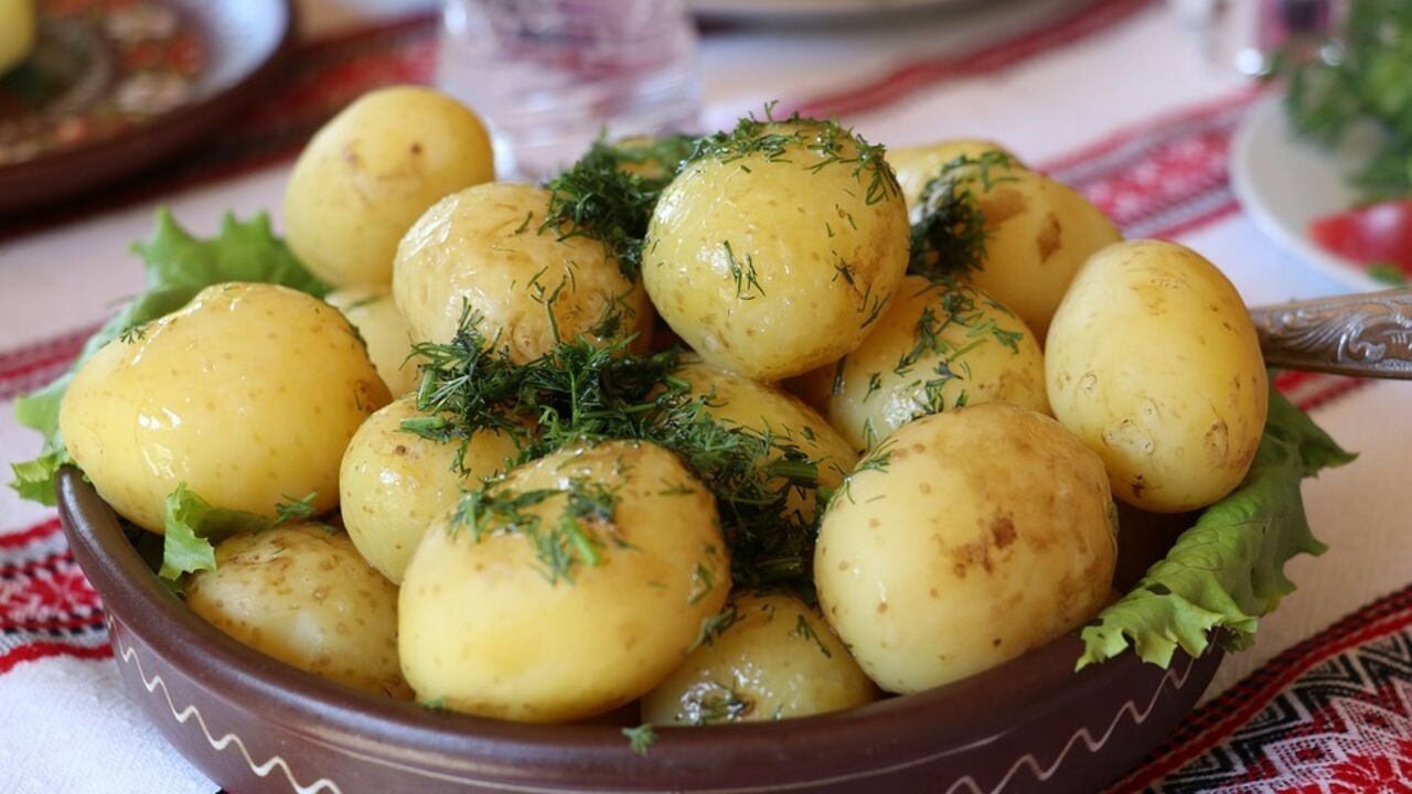 How to peel a lot of young potatoes in 3 minutes: an easy way