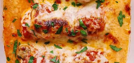 Baked chicken cutlets in sauce: get very juicy