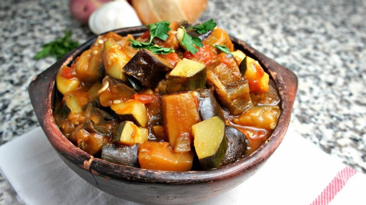Vegetable stew with eggplant and zucchini: what will make the dish tender and flavorful
