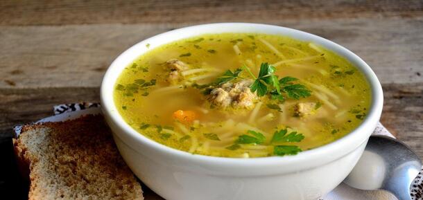 How to make a light and tasty chicken broth: the best dish for lunch