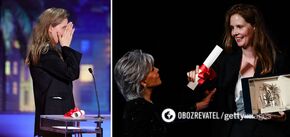 Gospodynię festiwalu w Cannes rzuca nagrodą w zdobywcę Złotej Palmy: zabawny moment uchwycony na wideo