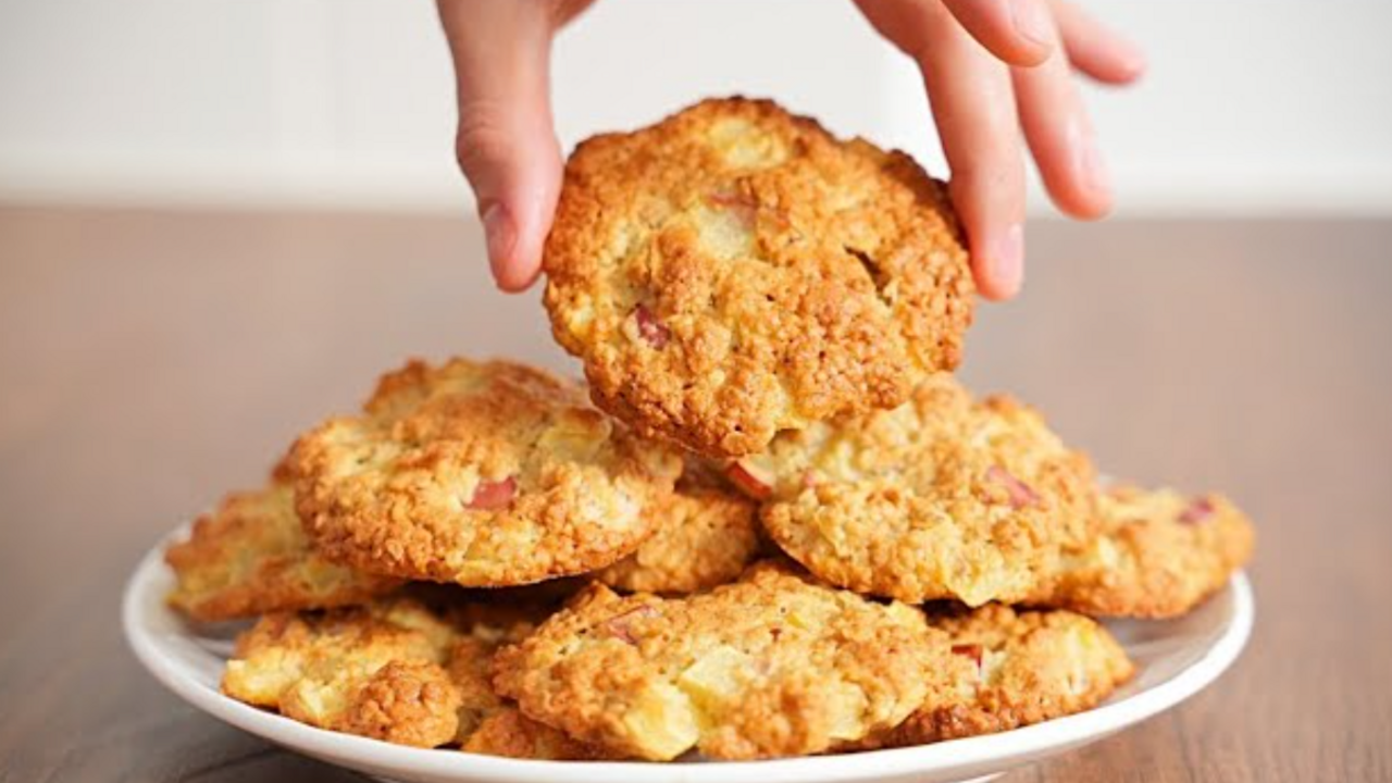 Oatmeal cookies for kids: a recipe for baking without sugar, eggs, flour, and oil