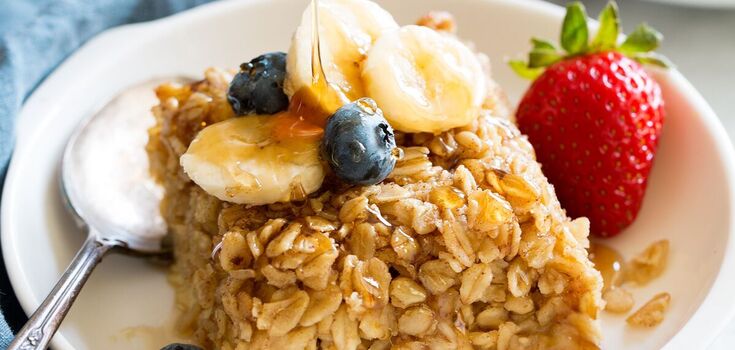 Lazy oatmeal with strawberries for breakfast: you only need 5 ingredients