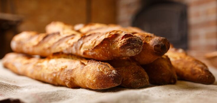 Easier than any pie or pizza: a tasty baguette appetizer with savory toppings in 10 minutes