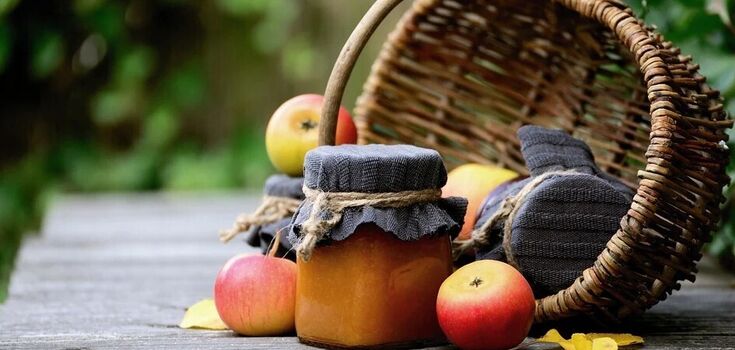 What to make from apple jam left over from winter: a very simple dessert