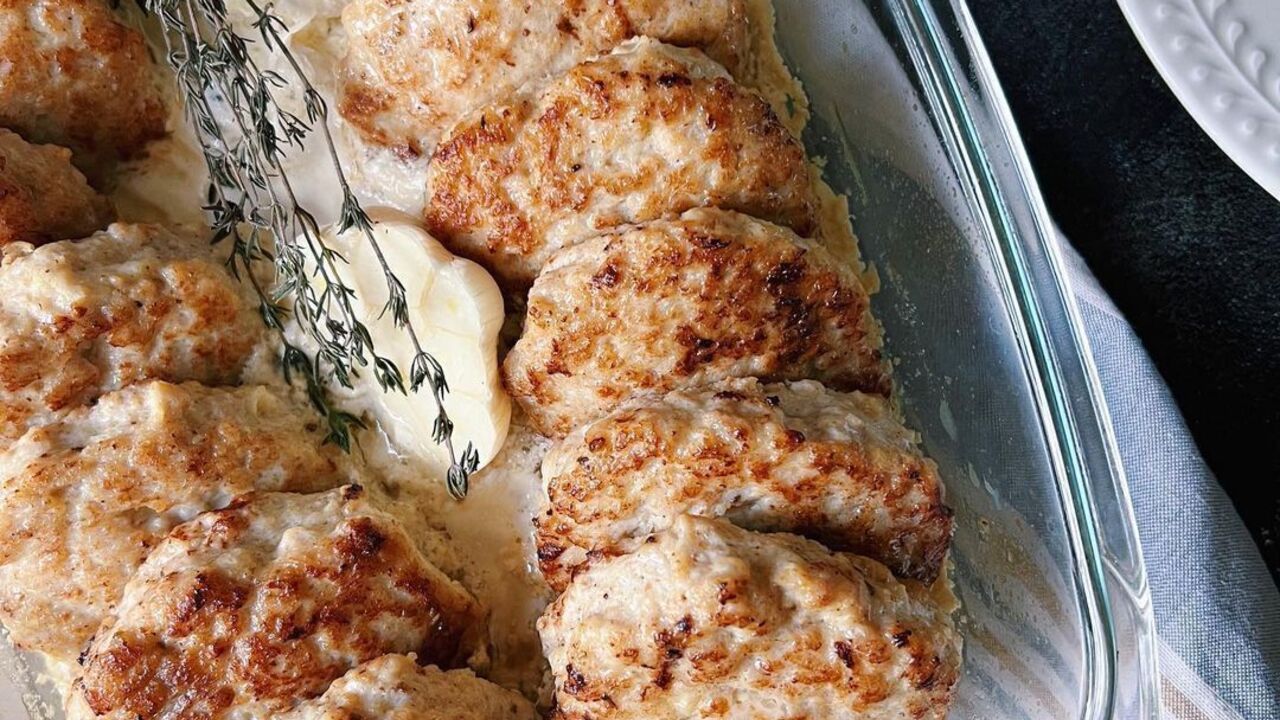 What to add to chicken cutlets to make them juicy and soft: a simple recipe