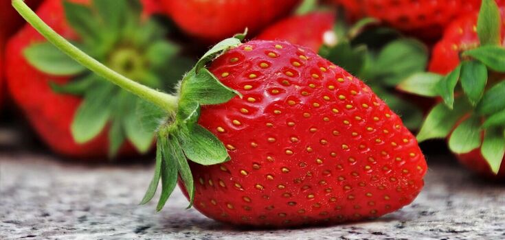 How to peel strawberries quickly without getting your hands dirty: an unexpected way