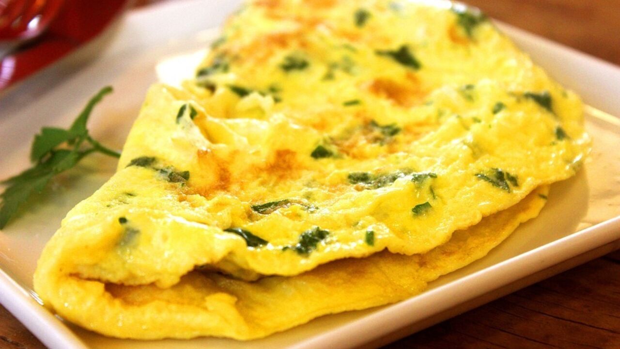 Nourishing and healthy: what to make an omelet for breakfast