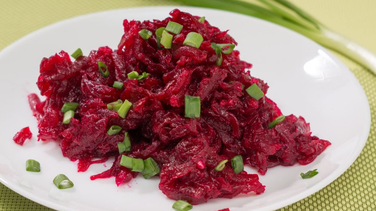 Easy summer salad with beets without mayonnaise: perfect with porridge and mashed potatoes