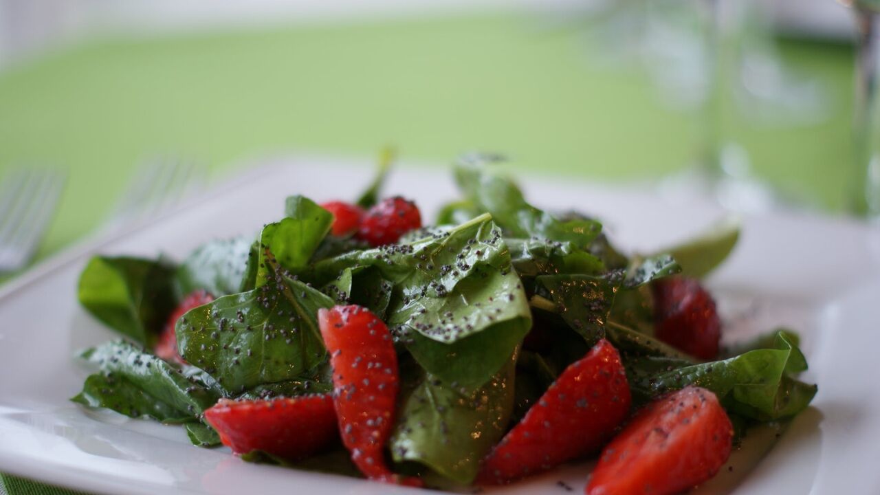 What salad to make with strawberries, greens and cheese: the perfect snack