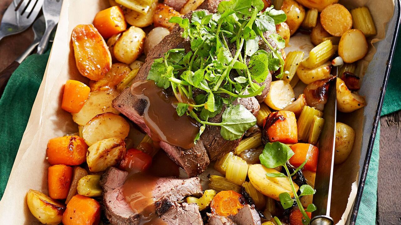 A versatile dish of meat and vegetables in the oven: suitable for a hearty lunch