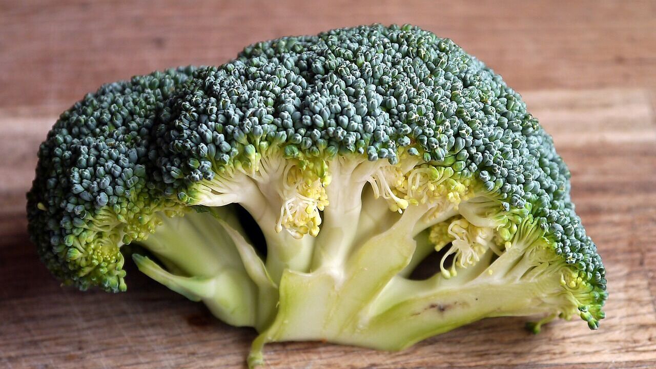 How to cook broccoli deliciously: a healthy snack for adults and children