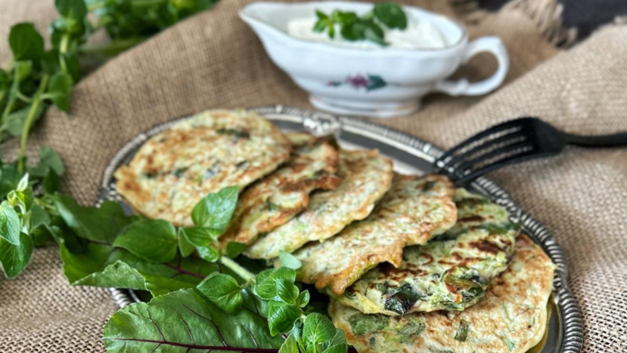 How to make juicy zucchini pancakes: add just one ingredient