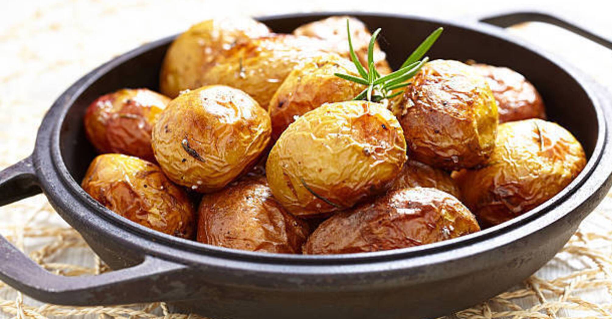 How to bake young potatoes in the oven: with cheese and spices
