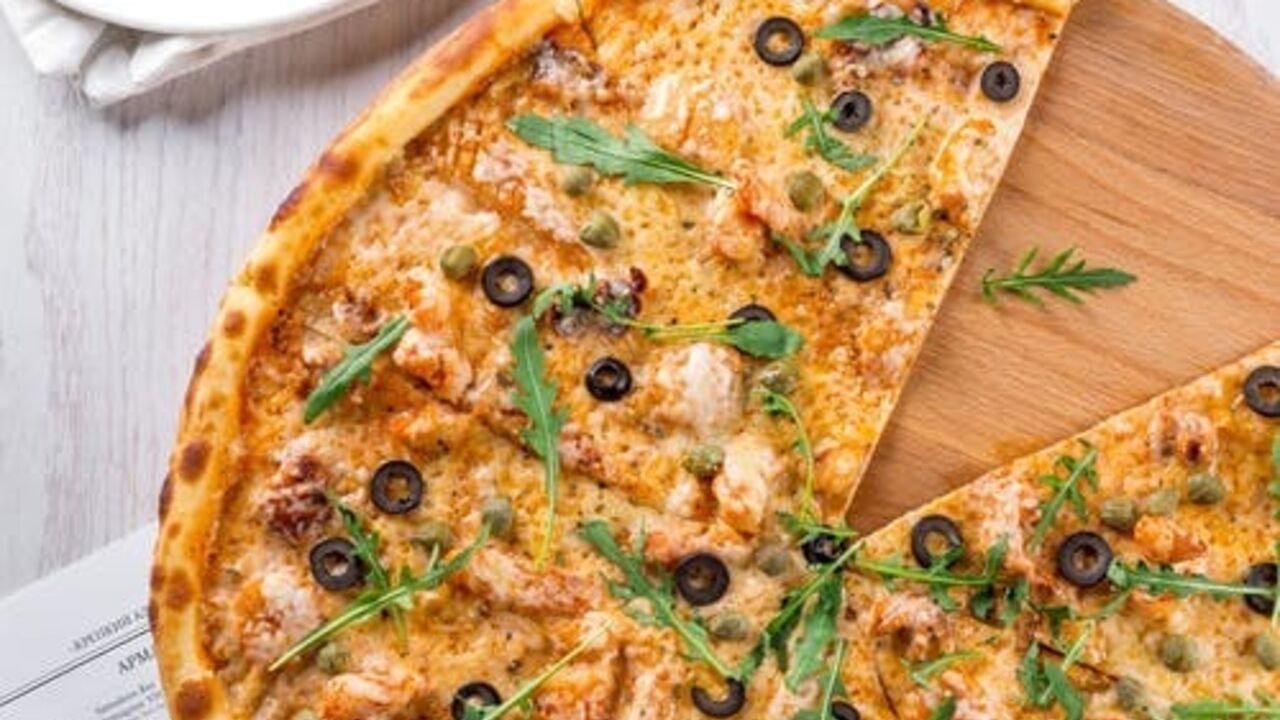 How to make a simple pizza with zucchini: you don't have to knead and roll the dough