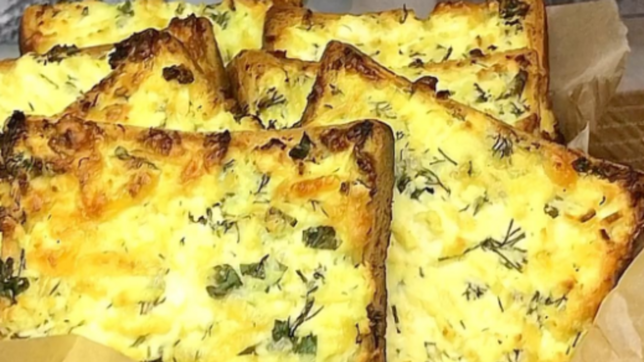 Tastier than sandwiches: Croutons with cheese and herbs for a snack in 15 minutes