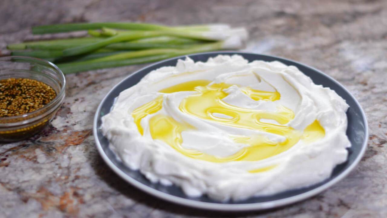 Co to jest labneh i jak go zrobić: lepszy niż jakakolwiek pasta do smarowania