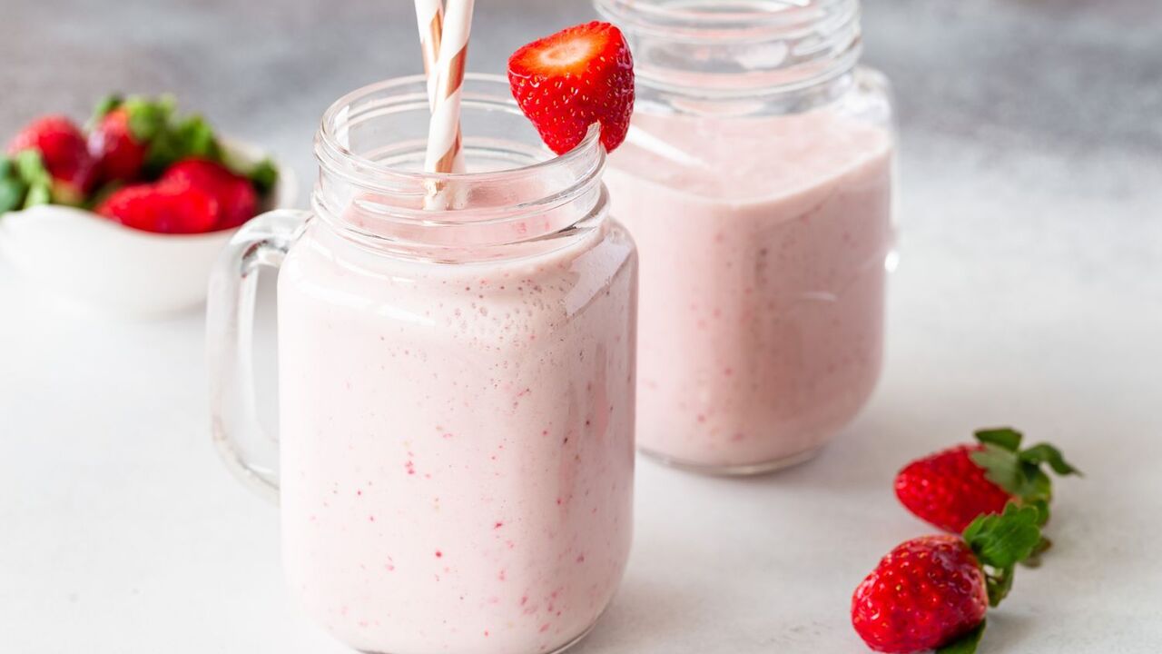 Summer milkshake with strawberries in 5 minutes: adults and children will love it