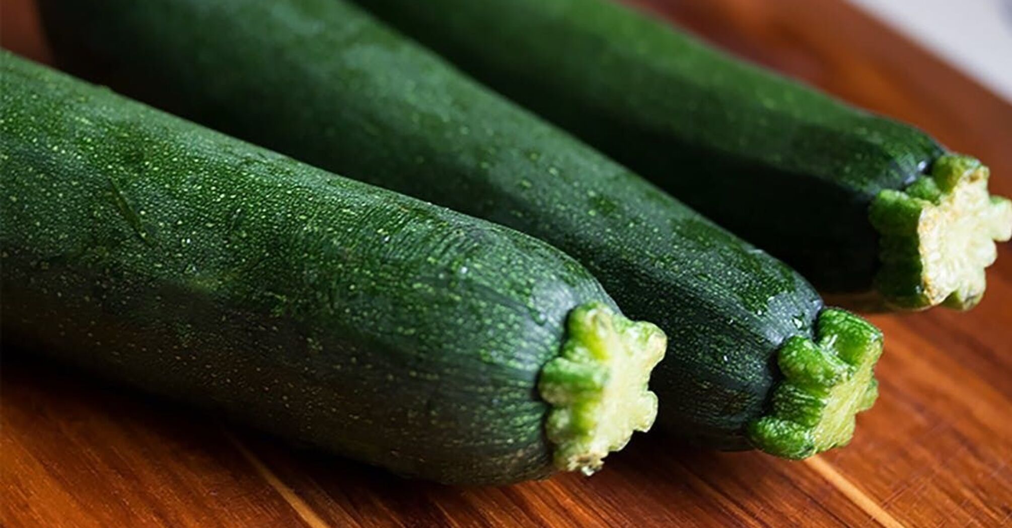 How to bake zucchini in the oven: with sauce and a hearty filling