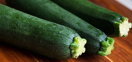 How to bake zucchini in the oven: with sauce and a hearty filling
