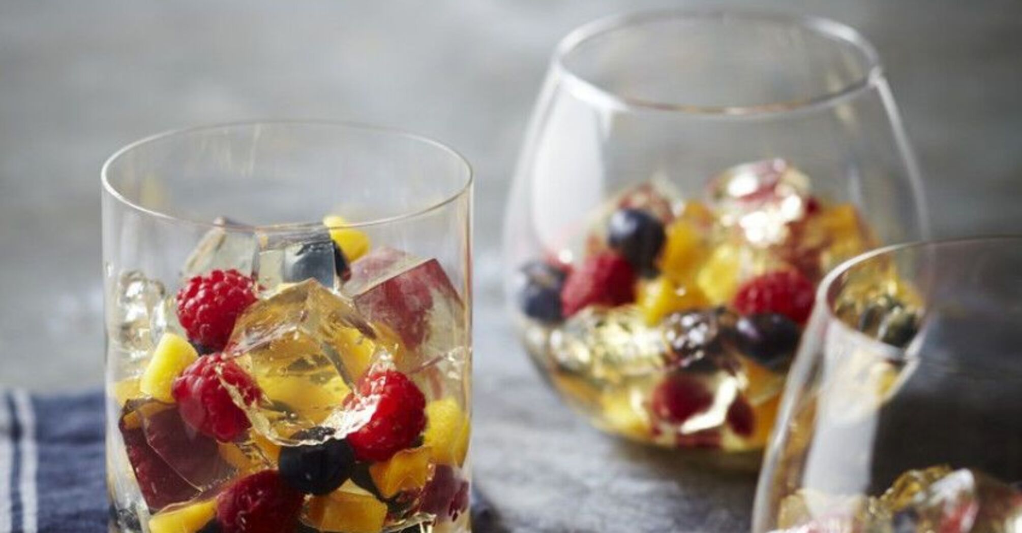 Easy summer fruit dessert in a glass: you need jelly