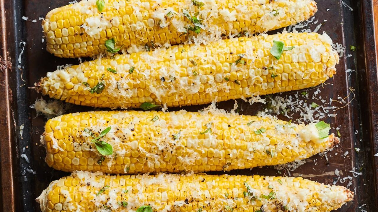 How to bake corn deliciously: recipe with cheese