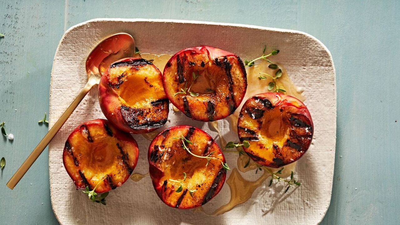 How to grill peaches: perfect meat appetizer 