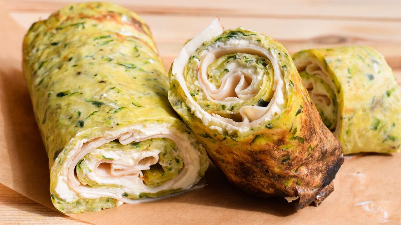 Hearty courgette roll with juicy filling in the oven
