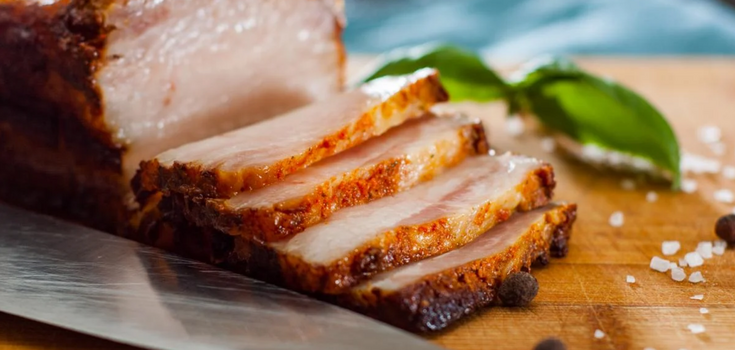 How to bake delicious lard with spices: the easiest recipe from the culinary expert