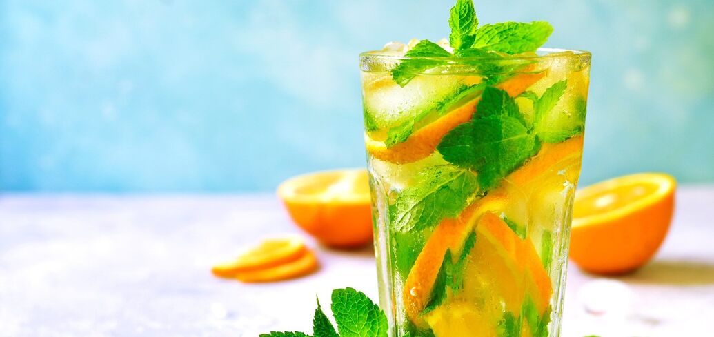 Orzeźwiające pomarańczowe mojito w domu: z alkoholem