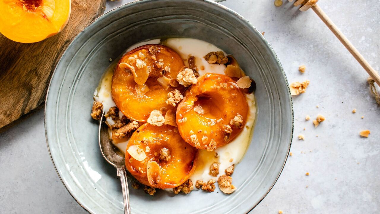 How to bake peaches deliciously: an idea for a simple snack